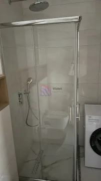 Savremeno opremljeno kupatilo sa tuš kabinom i veš mašinom. - image 11