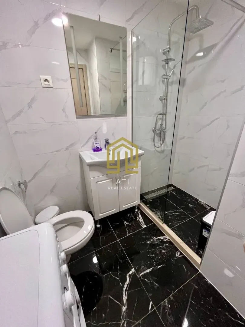 Savremeno opremljeno kupatilo sa tuš kabinom.