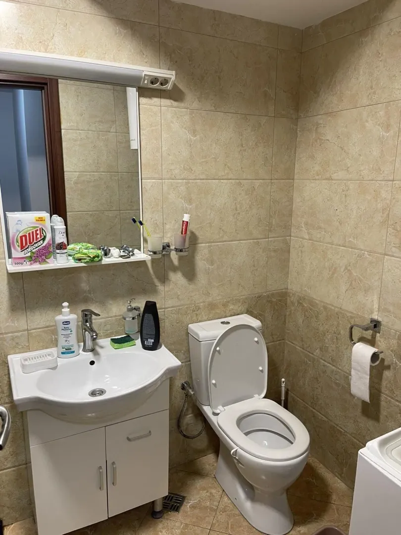 Kupatilo sa umivaonikom, ogledalom i toaletom.