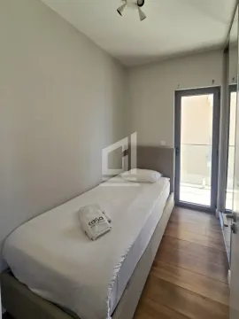 Manja spavaća soba sa krevetom za jednu osobu i izlazom na terasu. - image 8