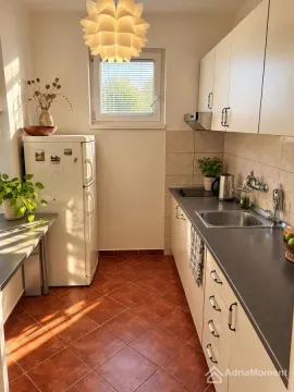 Manja opremljena kuhinja sa bijelim elementima i frižiderom. - image 4