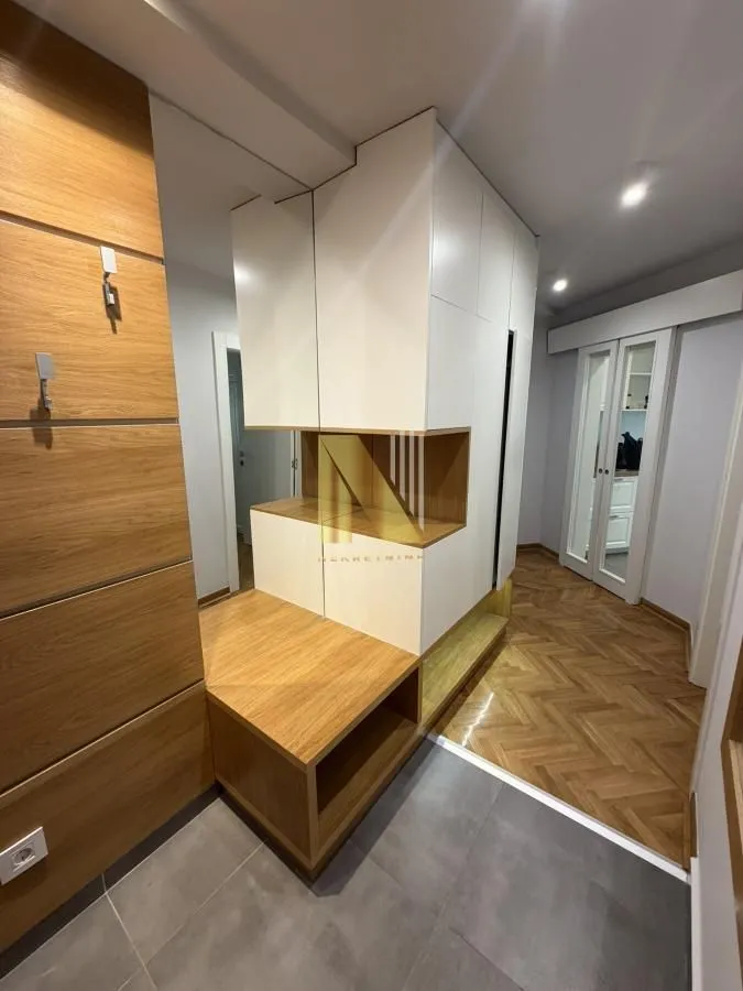 Izdavanje, četvorosoban stan, 100m², Stari grad, Novi Sad