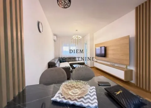 Dnevni boravak sa garniturom i trpezarijskim stolom u prvom planu. - image 3