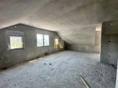 Neopremljena potkrovna prostorija u sivoj fazi sa kosim plafonom i prozorima. - image 10
