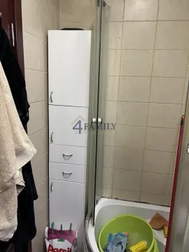 Manje kupatilo sa tuš kabinom i belim ormarićem. - image 17