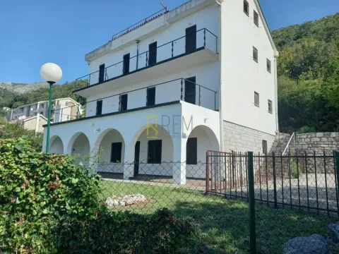 Eksterijer višespratne bijele kuće sa terasama i dvorištem. - image 4