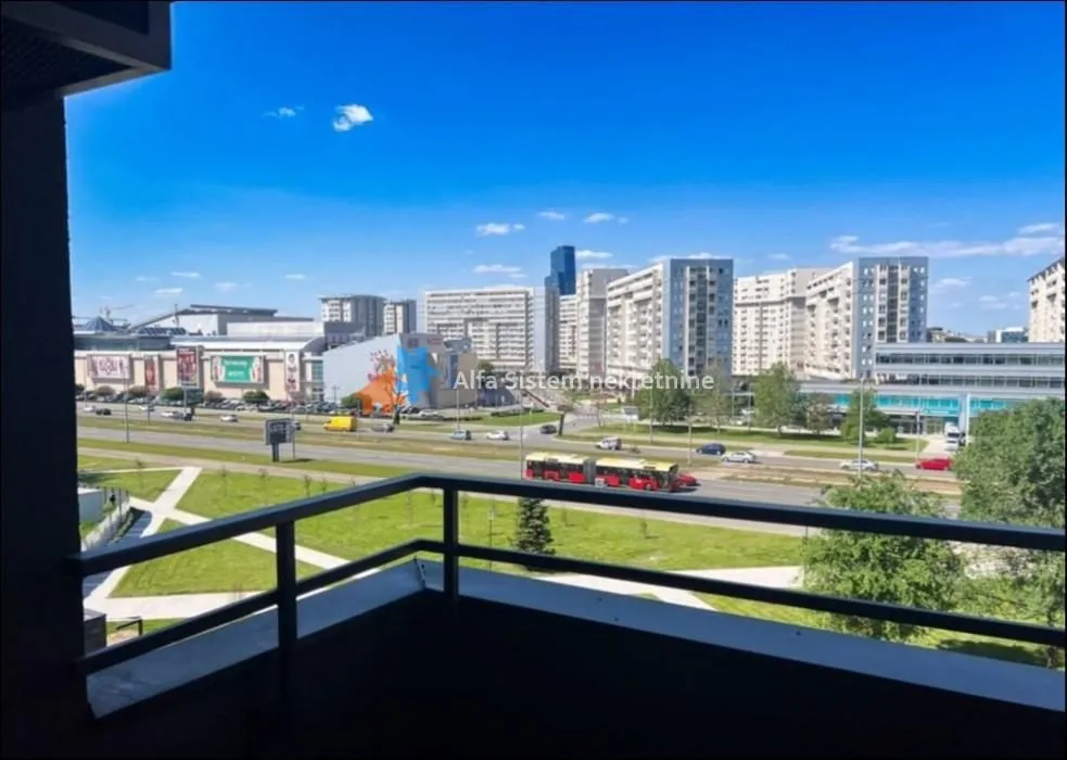 Pogled sa balkona na gradsku panoramu i bulevar.