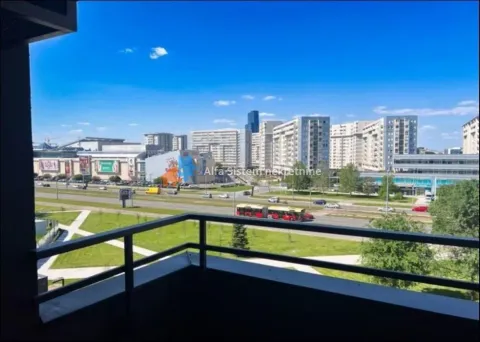 Pogled sa balkona na gradsku panoramu i bulevar. - image 2