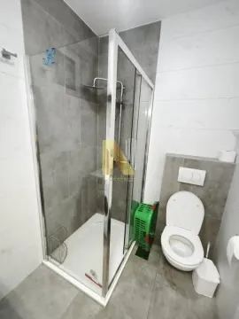 Moderno kupatilo sa tuš kabinom i sanitarijama. - image 10