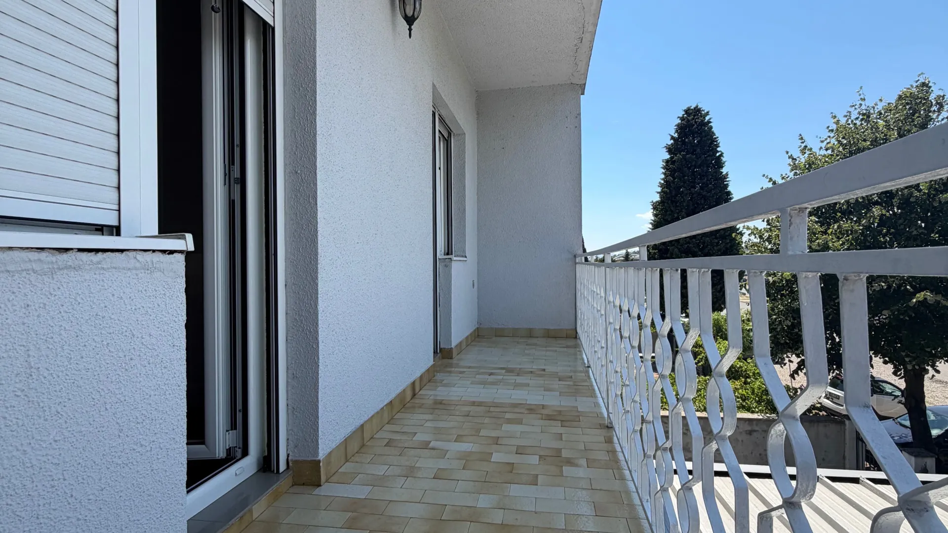Izdavanje, trosoban stan, 170m², Zlatica, Podgorica