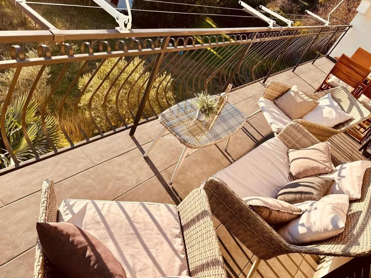 Izdavanje, trosoban stan, 130m², Centar, Tivat