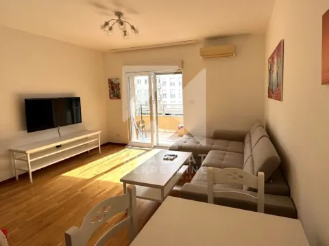 Izdavanje, jednosoban stan, 50m², City Kvart, Podgorica - image 1