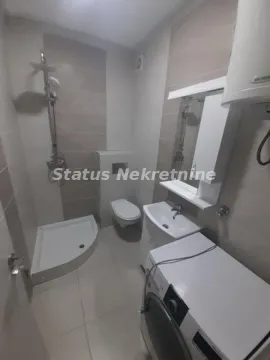 Kompaktno kupatilo sa tuš kabinom, umivaonikom, toaletom i veš mašinom. - image 6