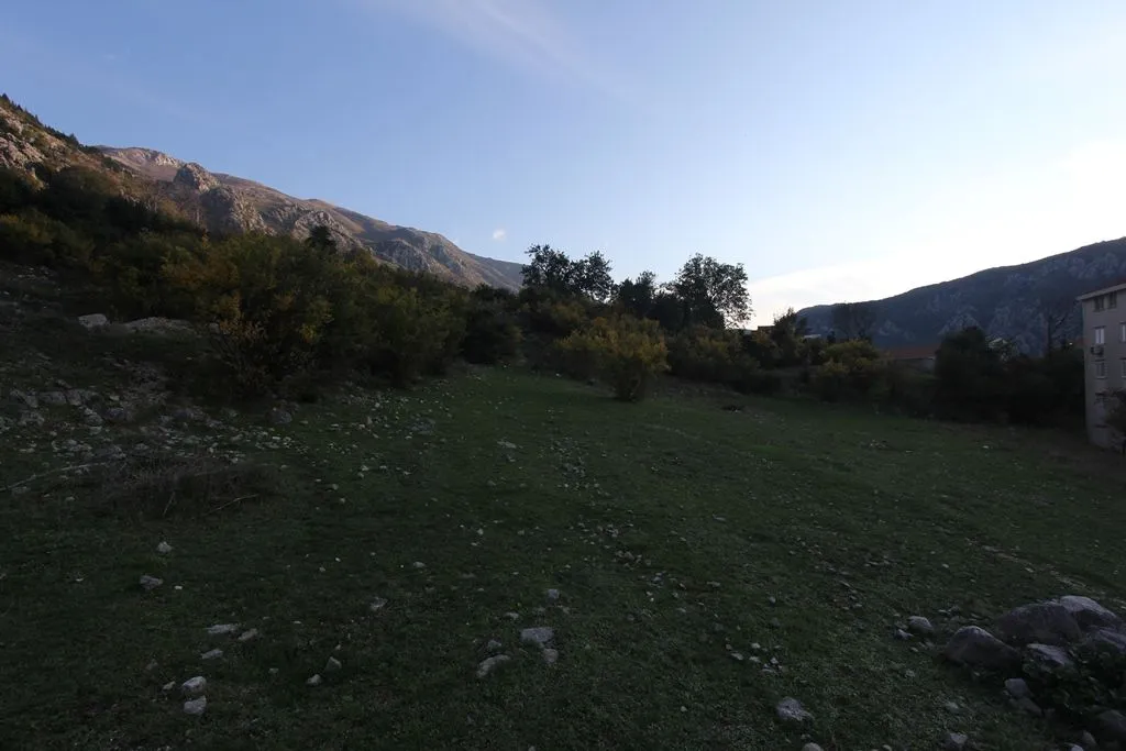 Zeleni plac sa pogledom na planine.