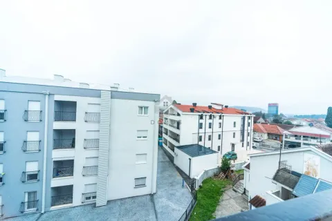 Pogled iz stana na okolne zgrade i naselje. - image 25