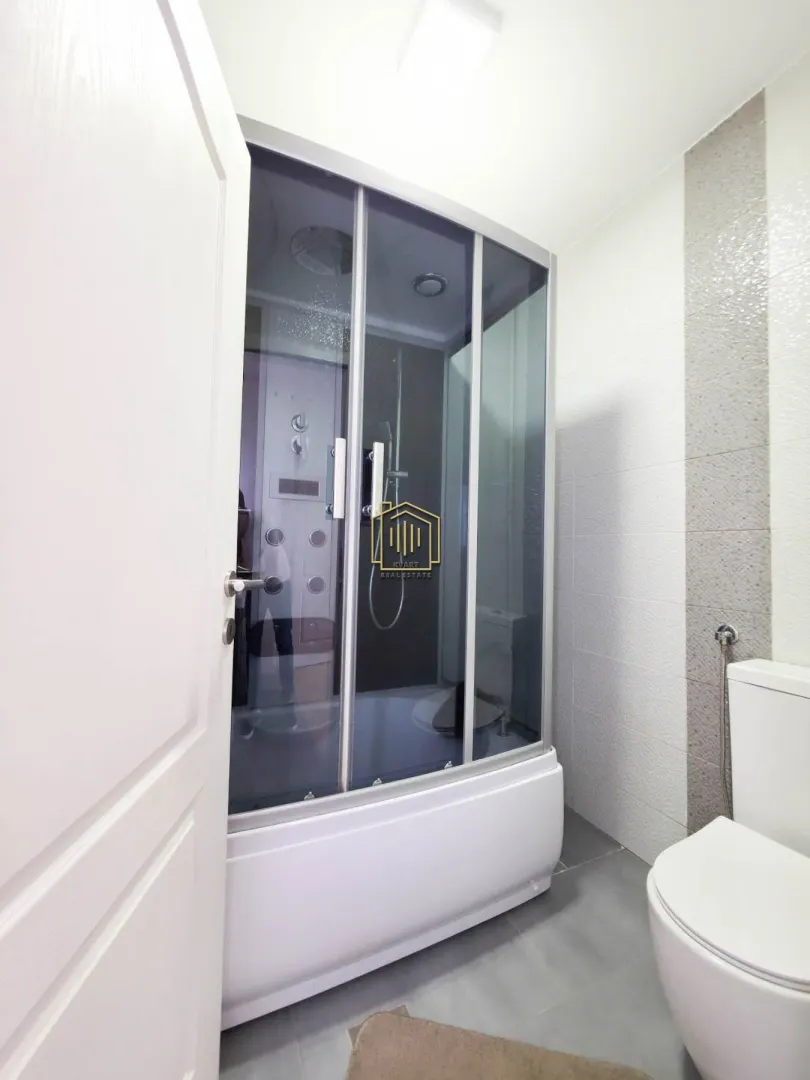 Bathroom with a shower cabin and toilet.