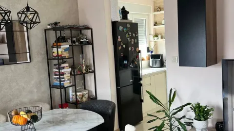 Dnevni boravak sa trpezarijom i pogledom na kuhinju. - image 4