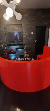 Dnevna soba sa dekorativnim kamenim zidom i crvenim šankom. - image 6