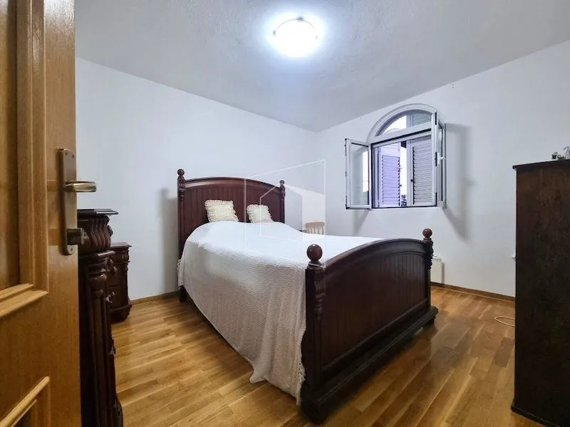 Izdavanje, kuća, 400m², Zlatica, Podgorica