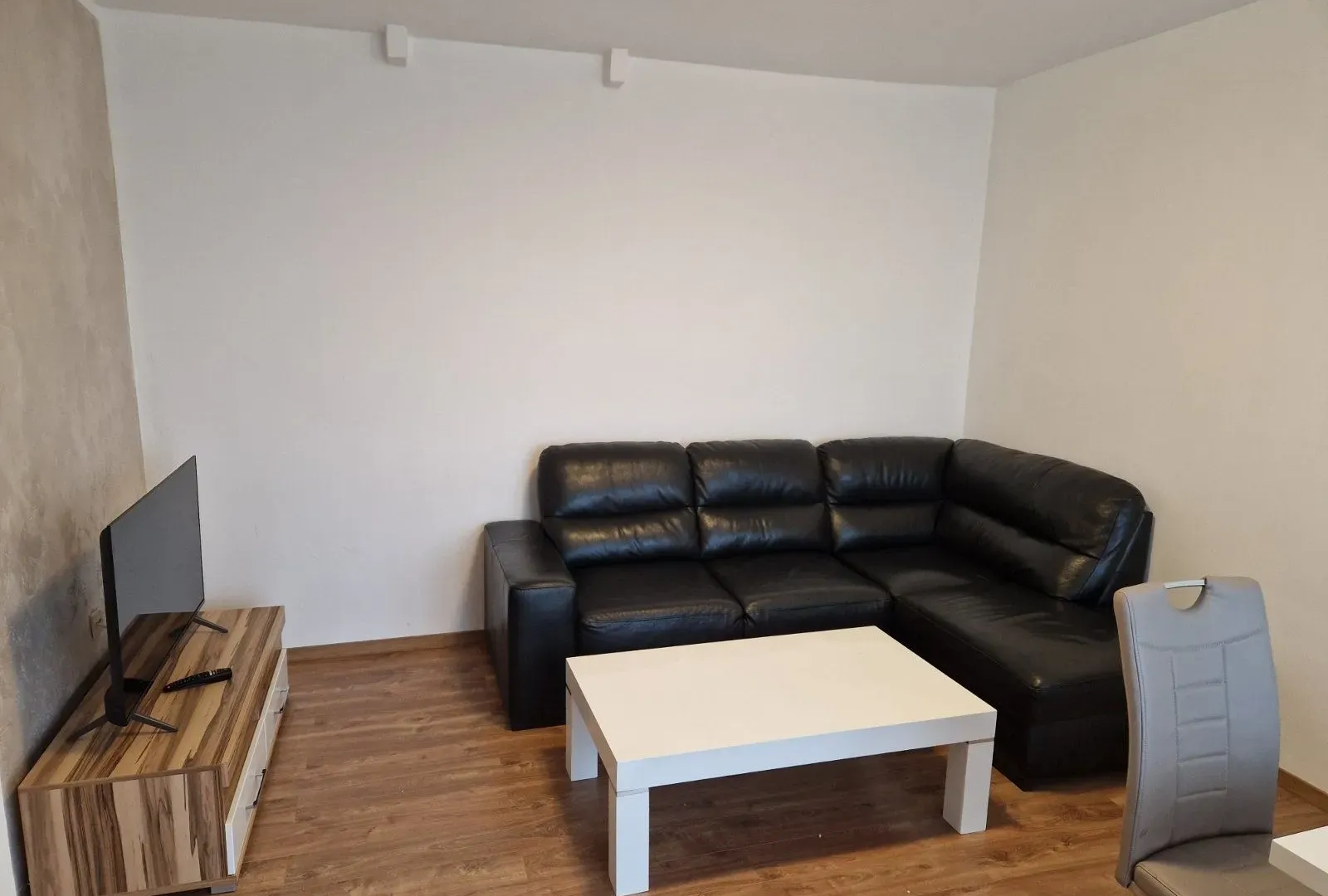 Izdavanje, jednosoban stan, 40m², Blok 6, Podgorica