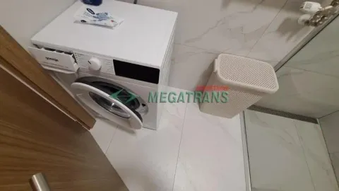 Pogled odozgo na kupatilo sa veš mašinom i tuš kabinom. - image 10