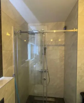 Moderno opremljeno kupatilo sa tuš kabinom. - image 9