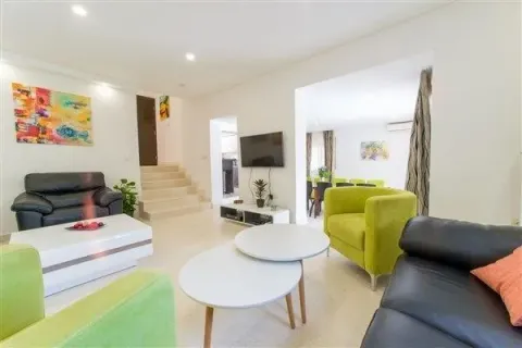 Svijetla i prostrana dnevna soba sa modernim namještajem i stepeništem. - image 6