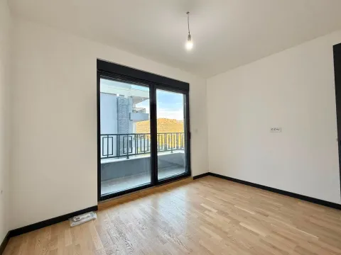 Prazna soba sa parketom i izlazom na terasu. - image 8