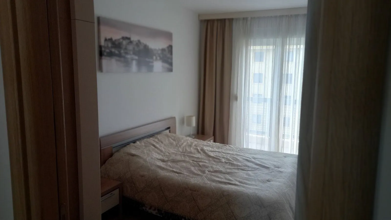 Spavaća soba sa bračnim krevetom i prozorom.