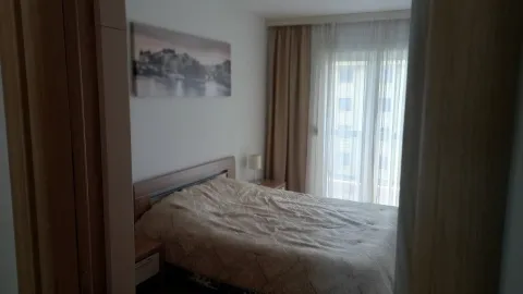 Spavaća soba sa bračnim krevetom i prozorom. - image 15