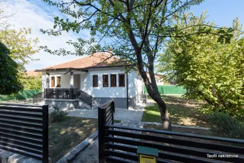 Pogled na dvorište i prednju fasadu kuće sa uređenom ogradom i zelenilom. - image 21