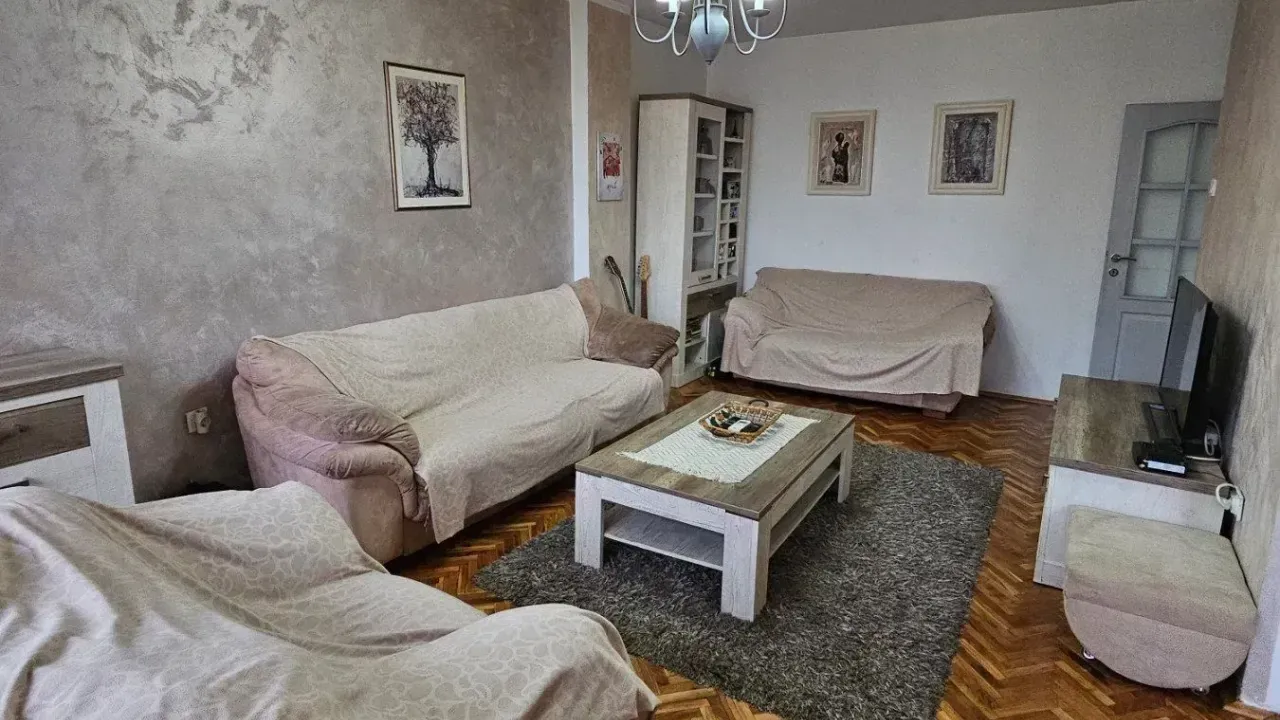 Izdavanje, trosoban stan, 100m², Pejton, Podgorica