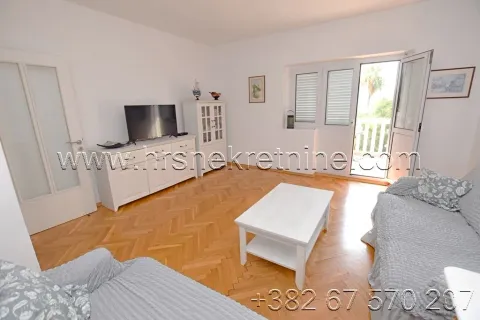 Bright living room with parquet flooring and access to the terrace. - image 5
