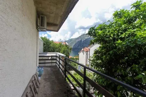 Balkon sa pogledom na more i planine u daljini. - image 8
