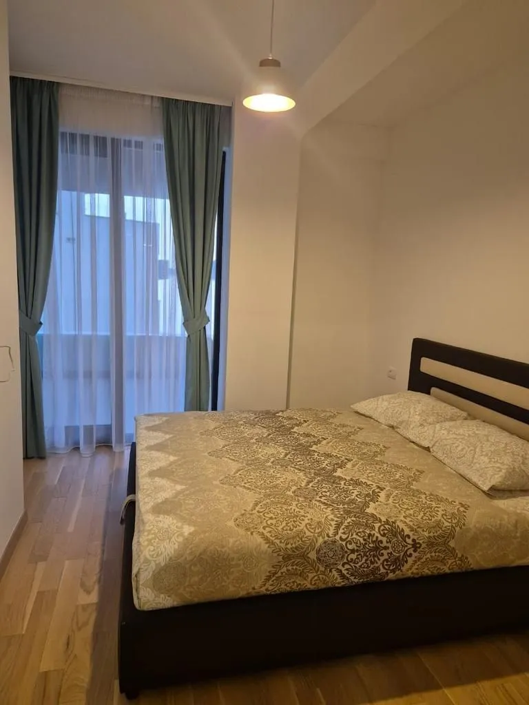 Spavaća soba sa bračnim krevetom i izlazom na terasu.