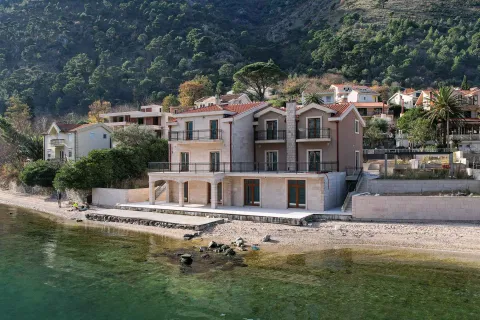 Eksterijer višespratne kuće sa pogledom na more i plažu. - image 70