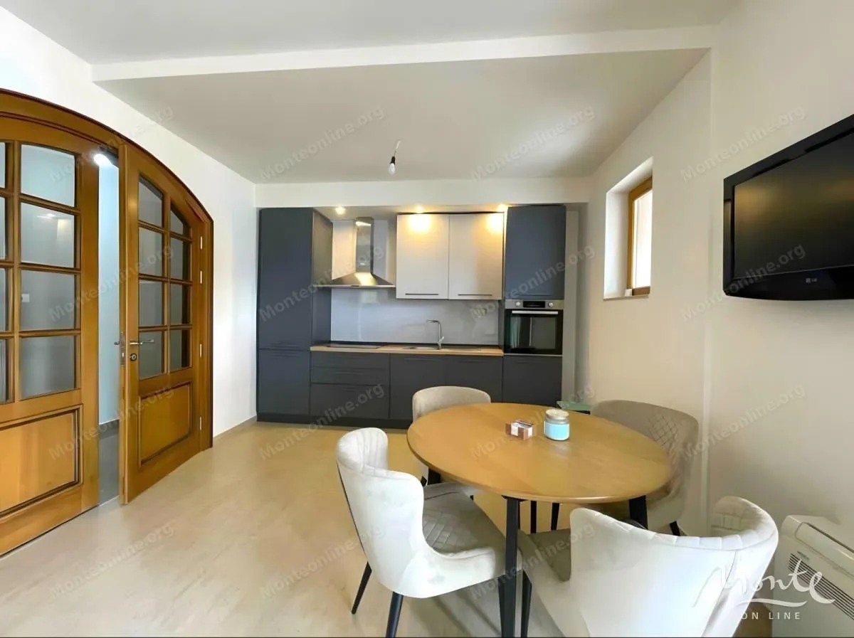 Prodaja, dvosoban stan, 106m², Dobrota, Kotor
