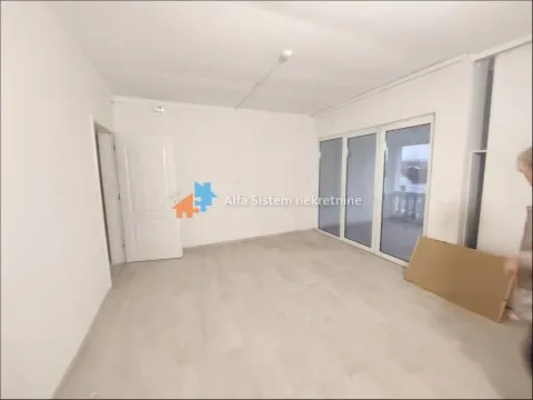 Empty room with laminate flooring and access to the terrace. - image 12