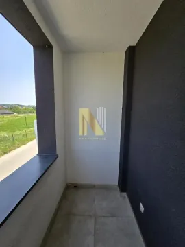 Prazna natkrivena terasa sa pogledom na zelenilo. - image 15