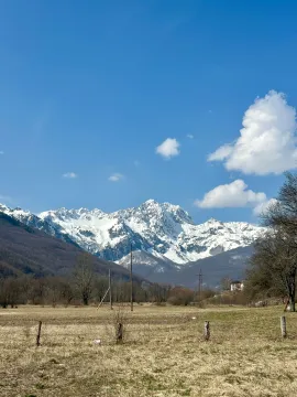 Pogled na planinske vrhove i livadu u okolini nekretnine. - image 7