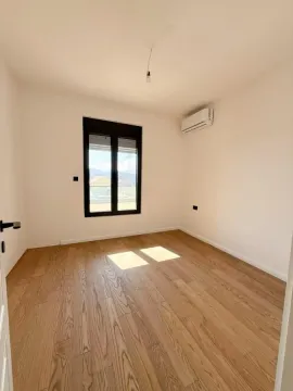 Prazna soba sa drvenim podom, bijelim zidovima i prozorom. - image 7