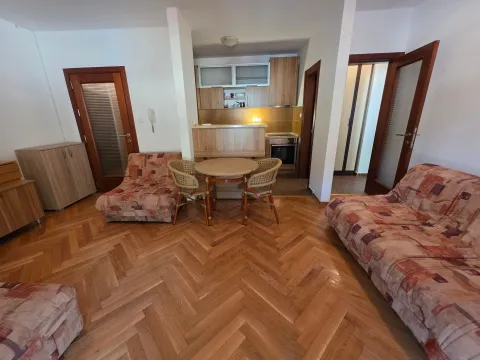 Dnevna soba sa garniturom, trpezarijskim stolom i pogledom na kuhinju. - image 4
