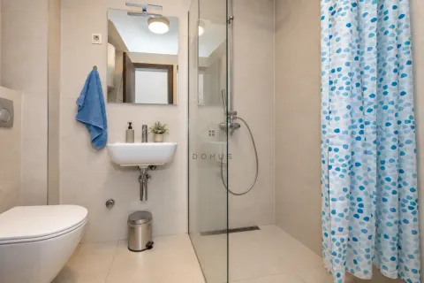 Kupatilo opremljeno umivaonikom, WC šoljom i tuš kabinom. - image 7