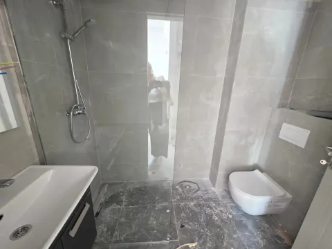 Novoopremljeno kupatilo sa tuš kabinom i sanitarijama. - image 5