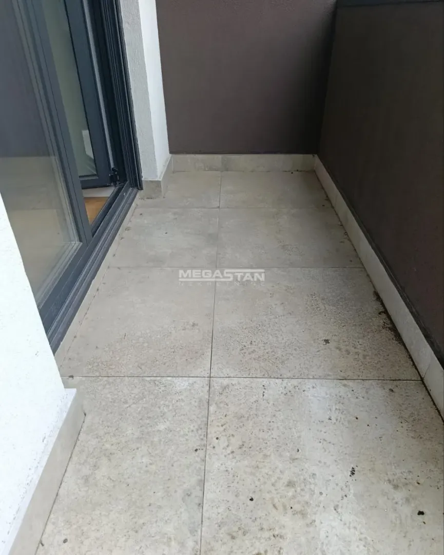 Pogled na nenamestenu terasu sa keramičkim pločicama.