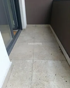 Pogled na nenamestenu terasu sa keramičkim pločicama. - image 10