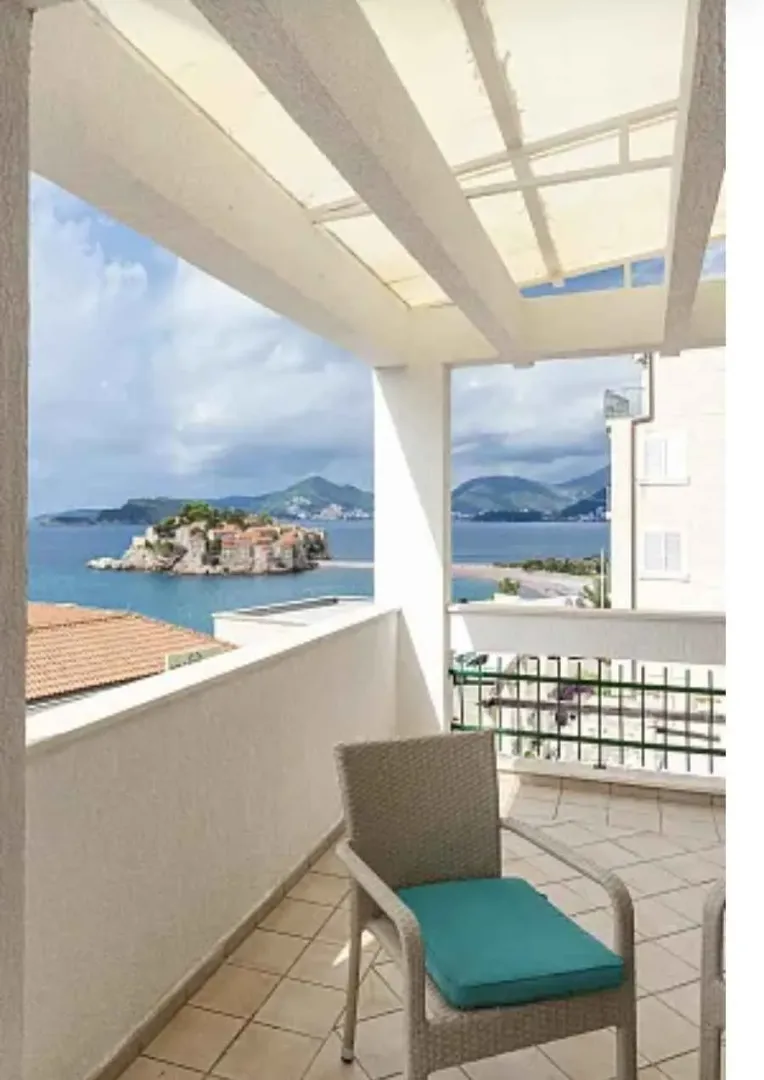 Natkrivena terasa sa pogledom na more i ostrvo Sveti Stefan.