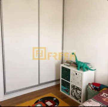 Dječja soba sa velikim ugradnim plakarom i igračkama. - image 5
