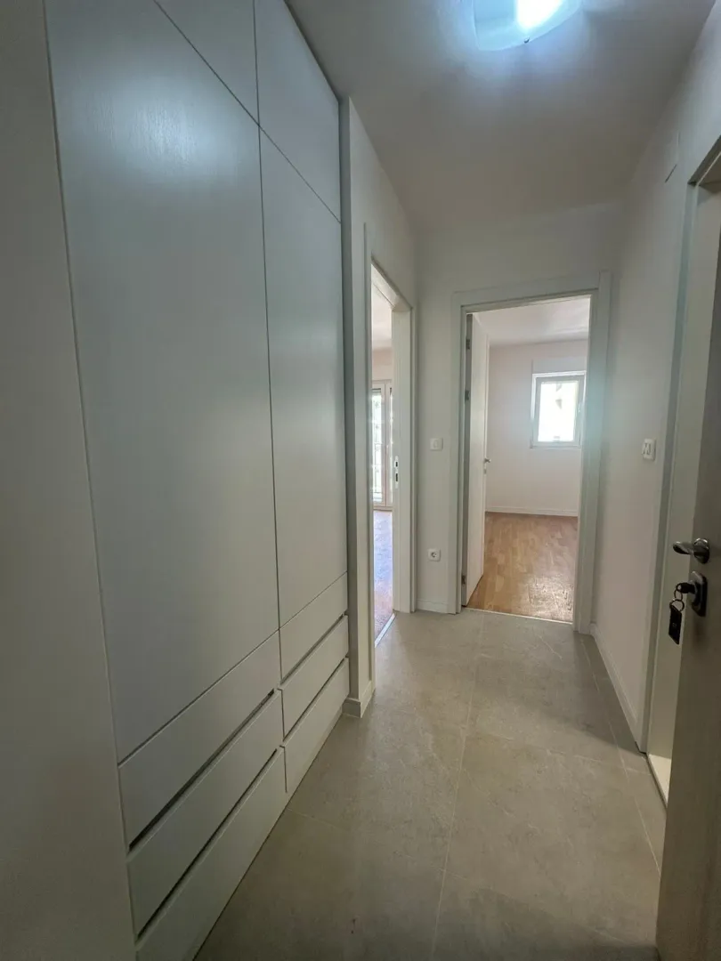 Izdavanje, jednosoban stan, 40m², Pobrežje, Podgorica