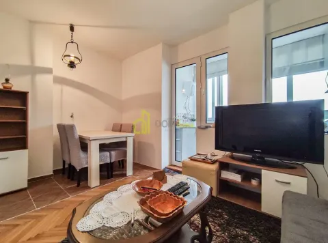 Dnevna soba sa trpezarijskim stolom i izlazom na terasu. - image 8